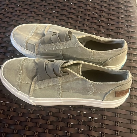 Blowfish Malibu Women's Shoes Sz 7 Gray With Fray Canvas Sneakers Slip On - Picture 6 of 12